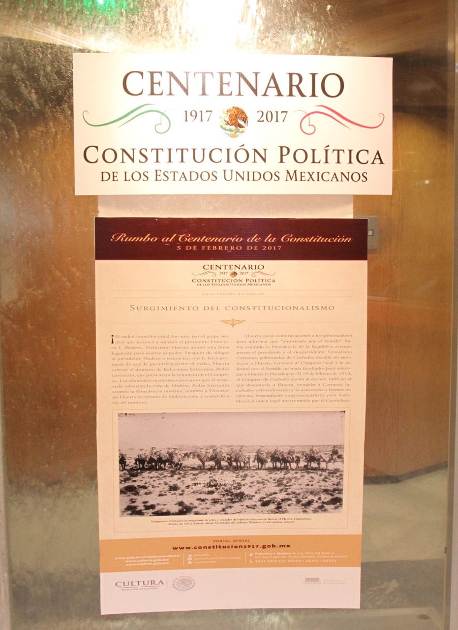 Esta exposición está conformada por 10 piezas que cuentan cronológicamente cómo se formuló nuestra Constitución.