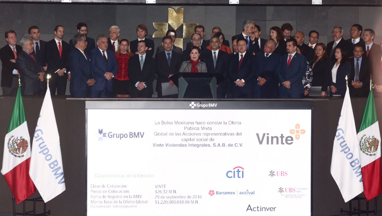 La titular de la Sedatu, Rosario Robles, estuvo presente en el debut de los títulos accionarios de la desarrolladora Vinte en la Bolsa Mexicana de Valores.

