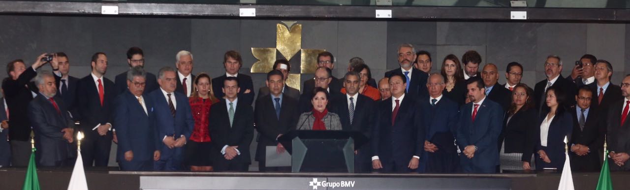La secretaria Rosario Robles dio el campanazo inicial de la Bolsa Mexicana de Valores en la que inició la cotización de los títulos accionarios de Vinte.