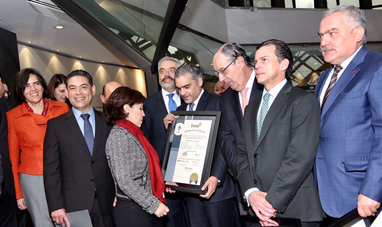 La secretaria Rosario Robles dio el campanazo inicial de la Bolsa Mexicana de Valores en la que inició la cotización de los títulos accionarios de Vinte.