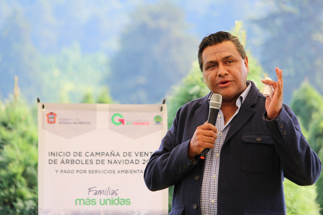 El secretario de Medio Ambiente del Estado de México, Raúl Vargas Herrera y el director general de la Comisión Nacional Forestal, Jorge Rescala Pérez, en cabezaron el inicio de la Campaña de Comercialización de árboles de Navidad en Tlalmanalco, Edomex.