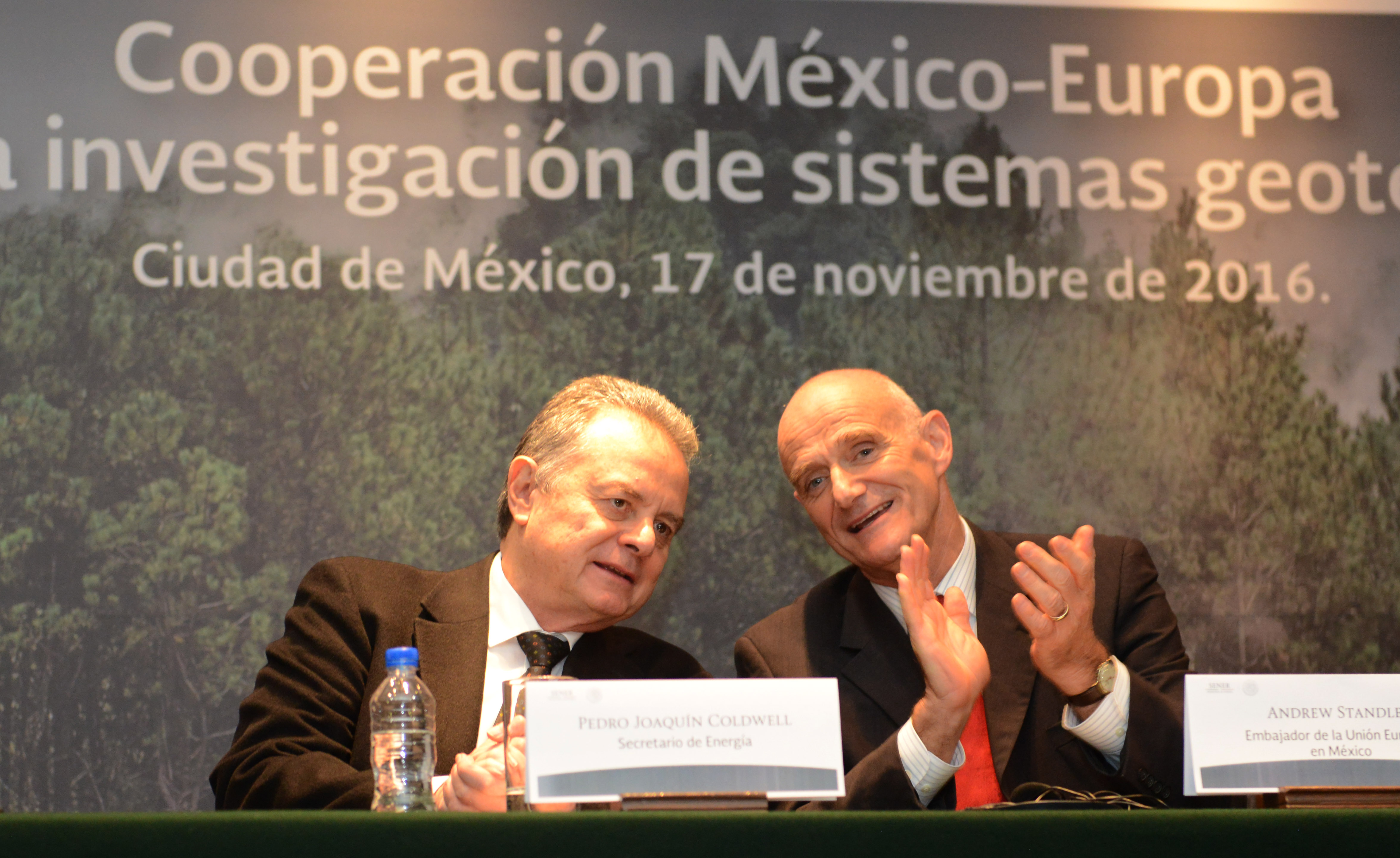 El Secretario de Energía, Licenciado Pedro Joaquín Coldwell, acompañado del Sr. Andrew Standley, Jefe de la Delegación de la Unión Europea en México, encabezaron el lanzamiento del proyecto de cooperación México - Unión Europea para la investigación de sistemas geotérmicos, el cual está dirigido al desarrollo y aplicación de nuevas metodologías y tecnologías en este campo.