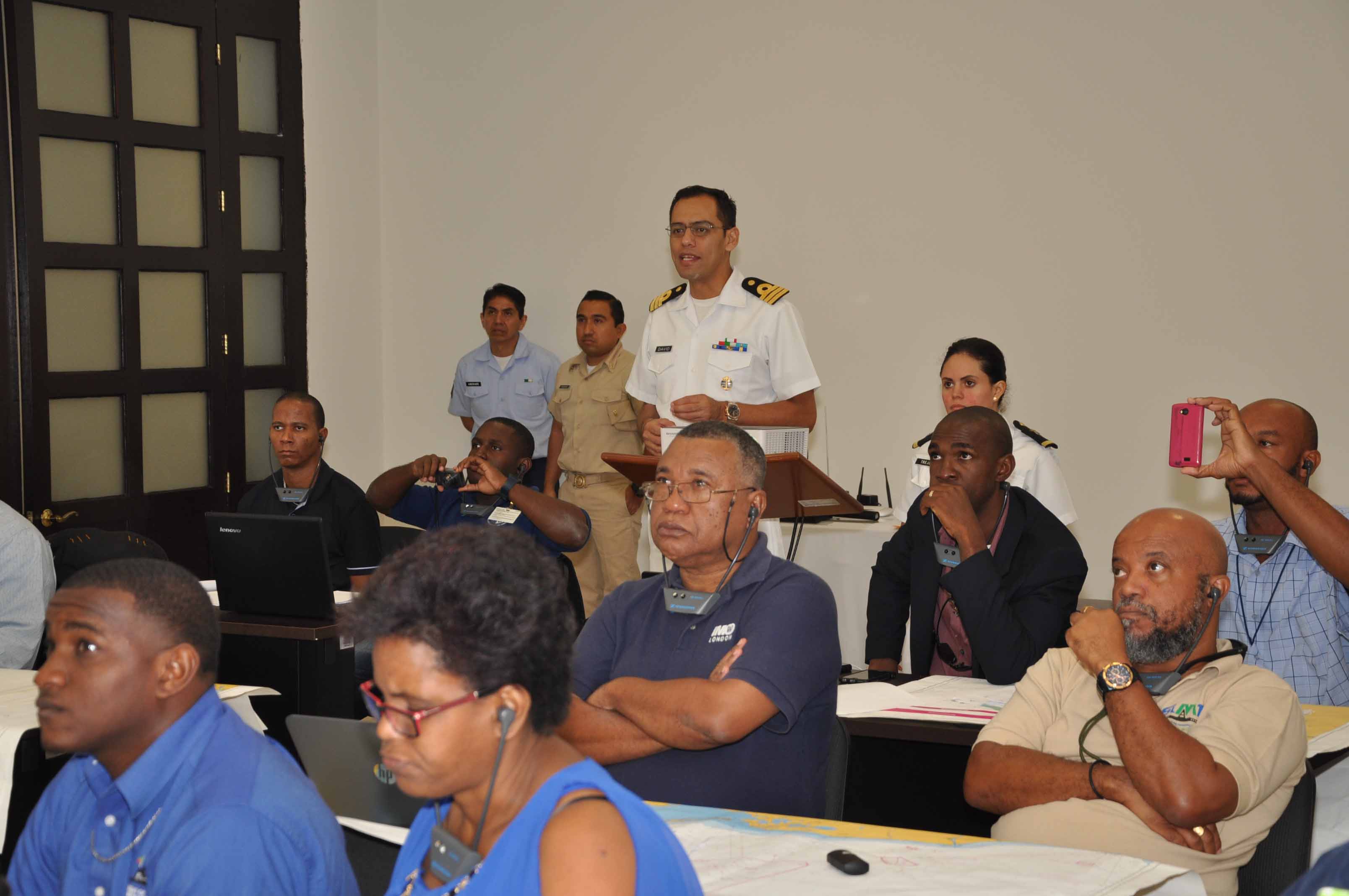 Personal recibiendo taller de información de seguridad marítima