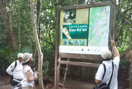El Biol. Ángel Omar Ortíz, responsable de manejo del Sitio Ramsar de Sian Ka’an y director del complejo de ANPs de Sian Ka’an, señala los diferentes tipos de ecosistemas que se encuentran en el área.
