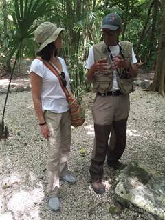 El Biol. Arturo Bayona, presidente del Consejo Técnico Asesor de la Reserva de la Biosfera de Sian Ka'an, explica a la Sra. Rojas la geohidrología subterránea característica de la península de Yucatán