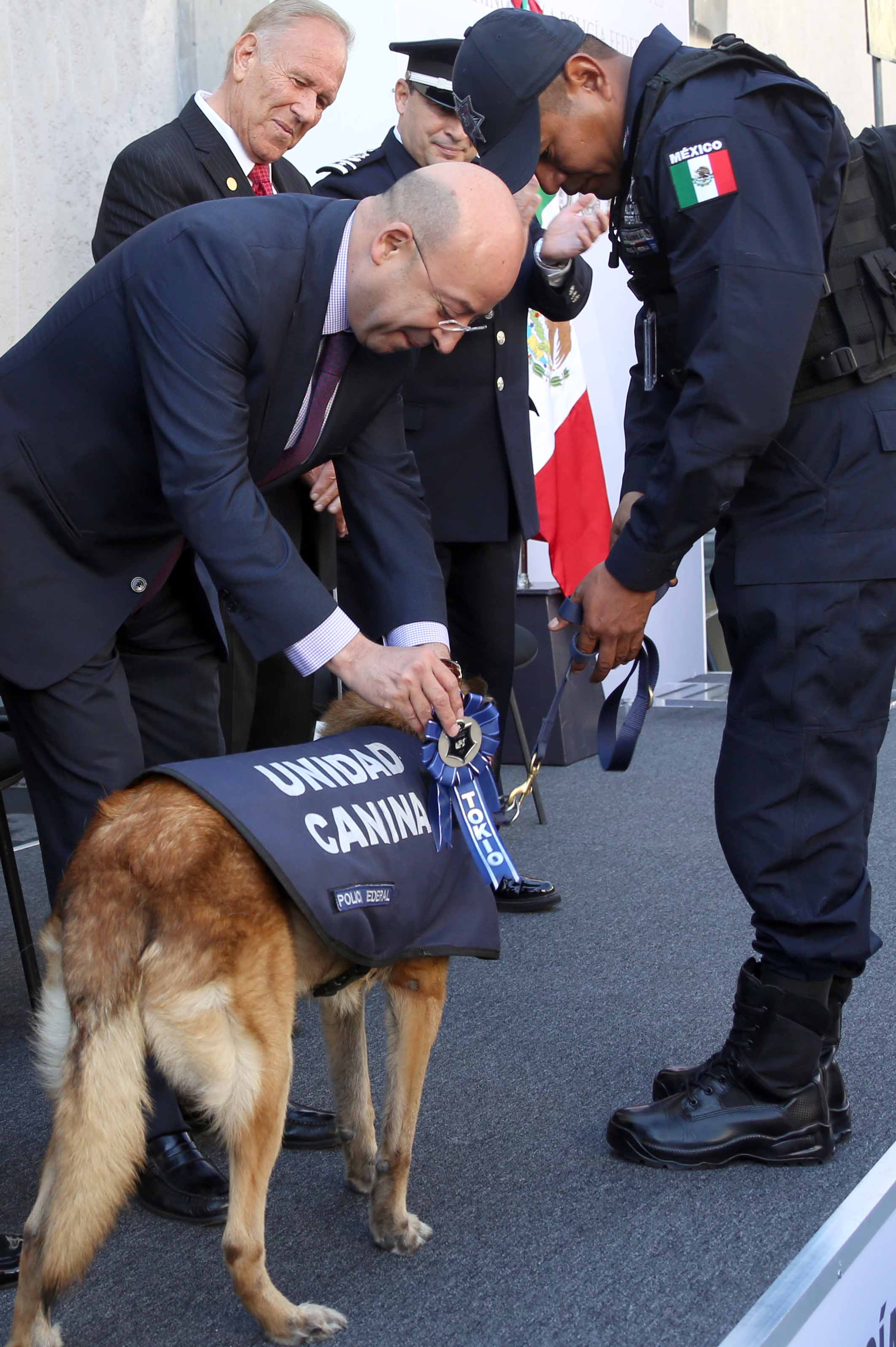 Renato Sales Heredia, Comisionado Nacional de Seguridad, entrega reconocimientos a elementos caninos por su servicio en la corporación