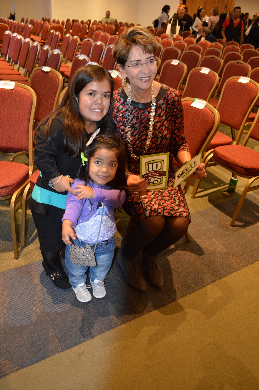 La Dra. Mercedes Juan con una mujer y una niña, ambas de talla baja