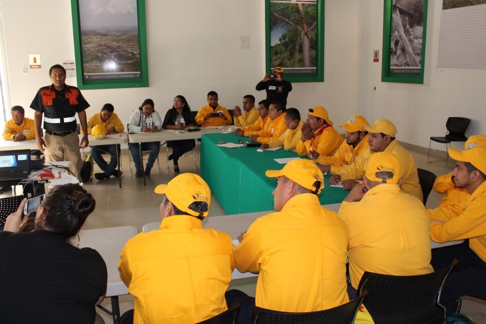 Para fortalecer su desempeño laboral, la CONAFOR capacitó a 25 combatientes en el predio La Presa, Guerrero. El curso fue impartido por personal de la Secretaría de Seguridad Pública de Guerrero a través de Protección Civil de la entidad.