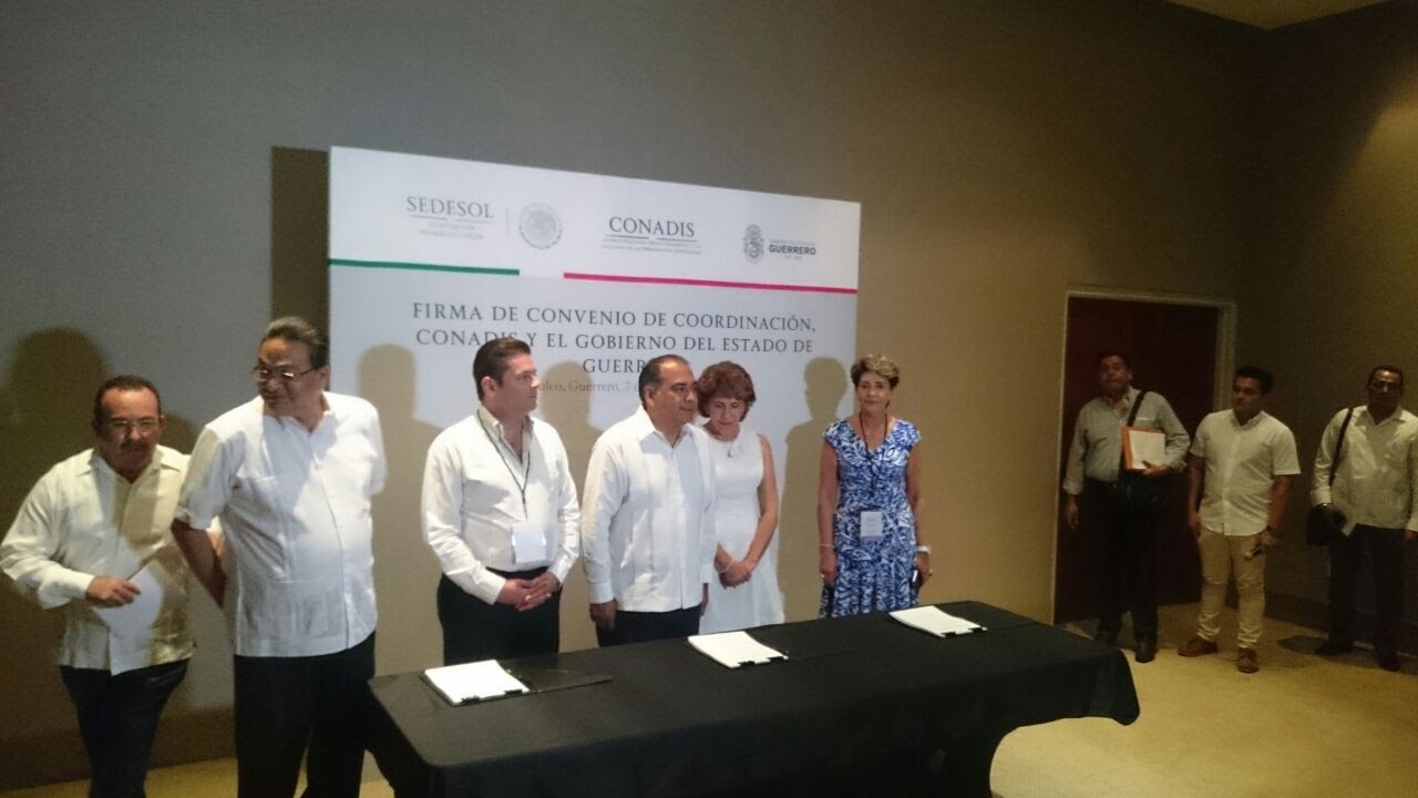 Dra. Mercedes Juan López, Directora General del CONADIS y el Lic. Héctor Astudillo Flores, Gobernador del Estado de Guerrero, en firma de Convenio de Coordinación