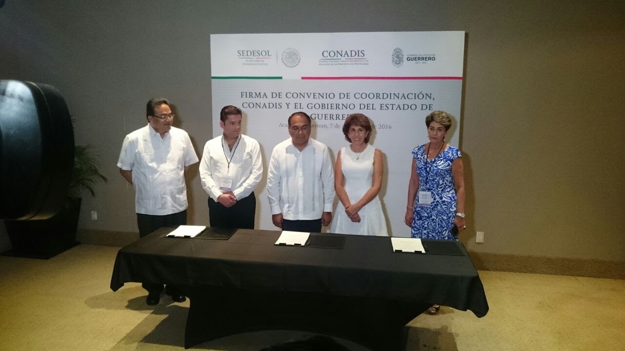 Dra. Mercedes Juan López, Directora General del CONADIS y el Lic. Héctor Astudillo Flores, Gobernador del Estado de Guerrero, en firma de Convenio de Coordinación