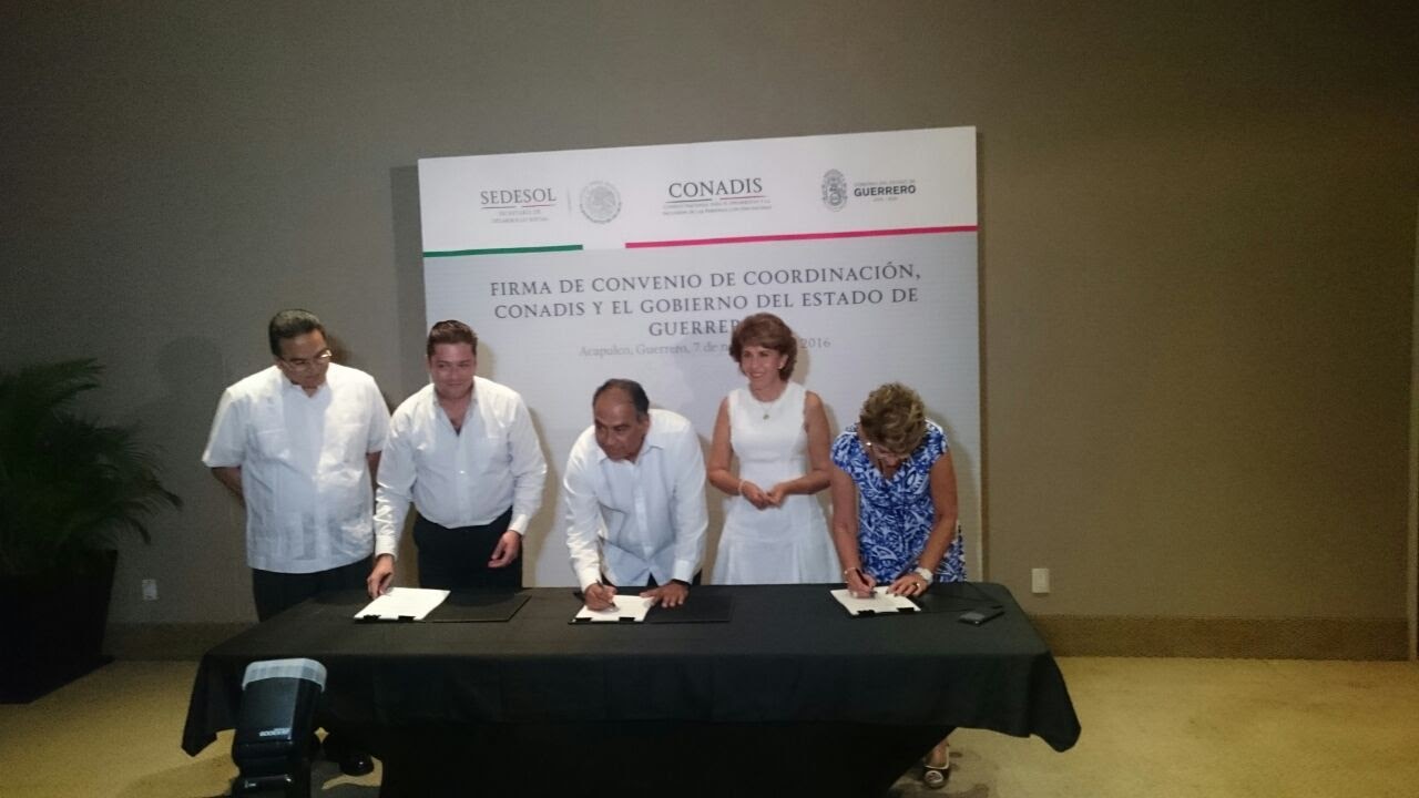 Dra. Mercedes Juan López, Directora General del CONADIS y el Lic. Héctor Astudillo Flores, Gobernador del Estado de Guerrero, firman Convenio de Coordinación
