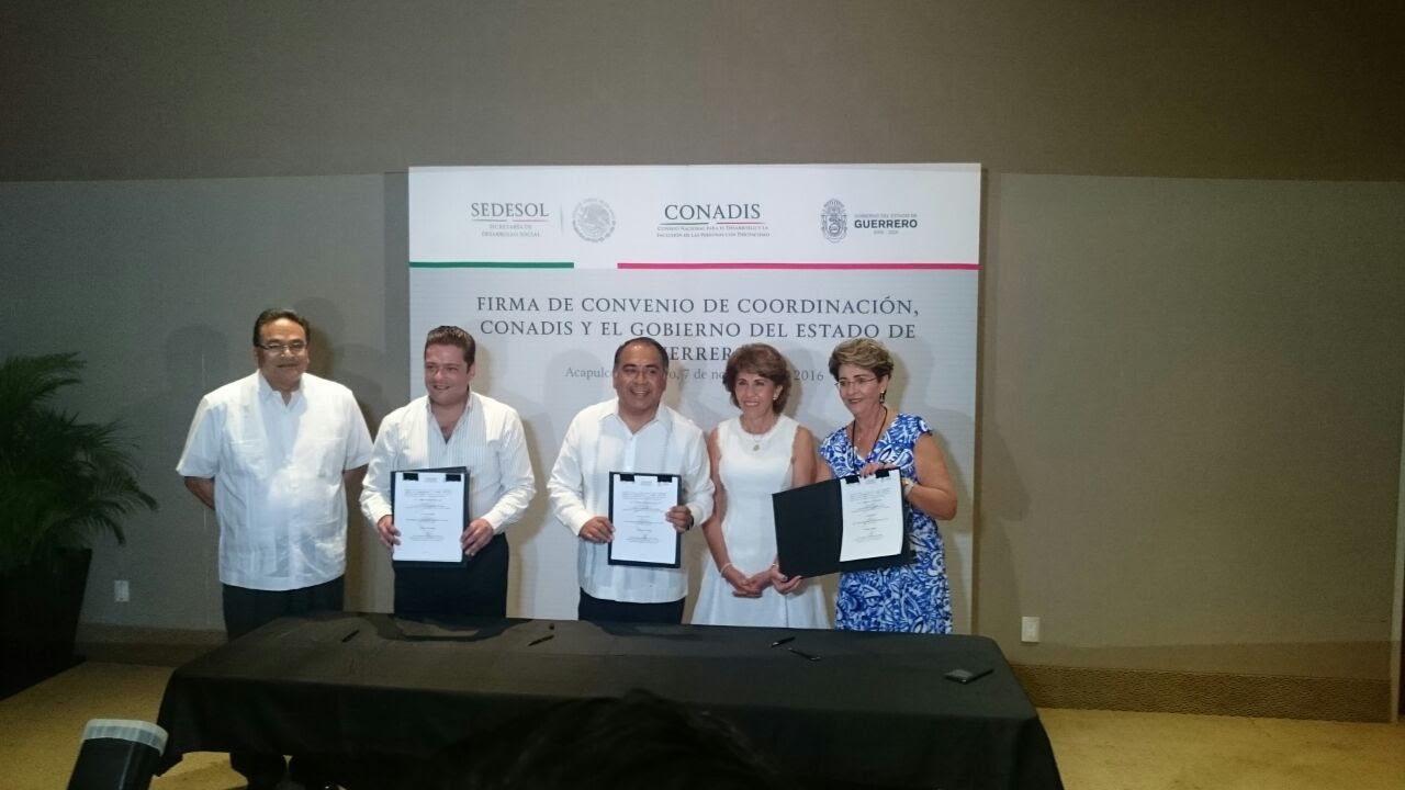 Dra. Mercedes Juan López, Directora General del CONADIS y el Lic. Héctor Astudillo Flores, Gobernador del Estado de Guerrero, muestran el Convenio firmado