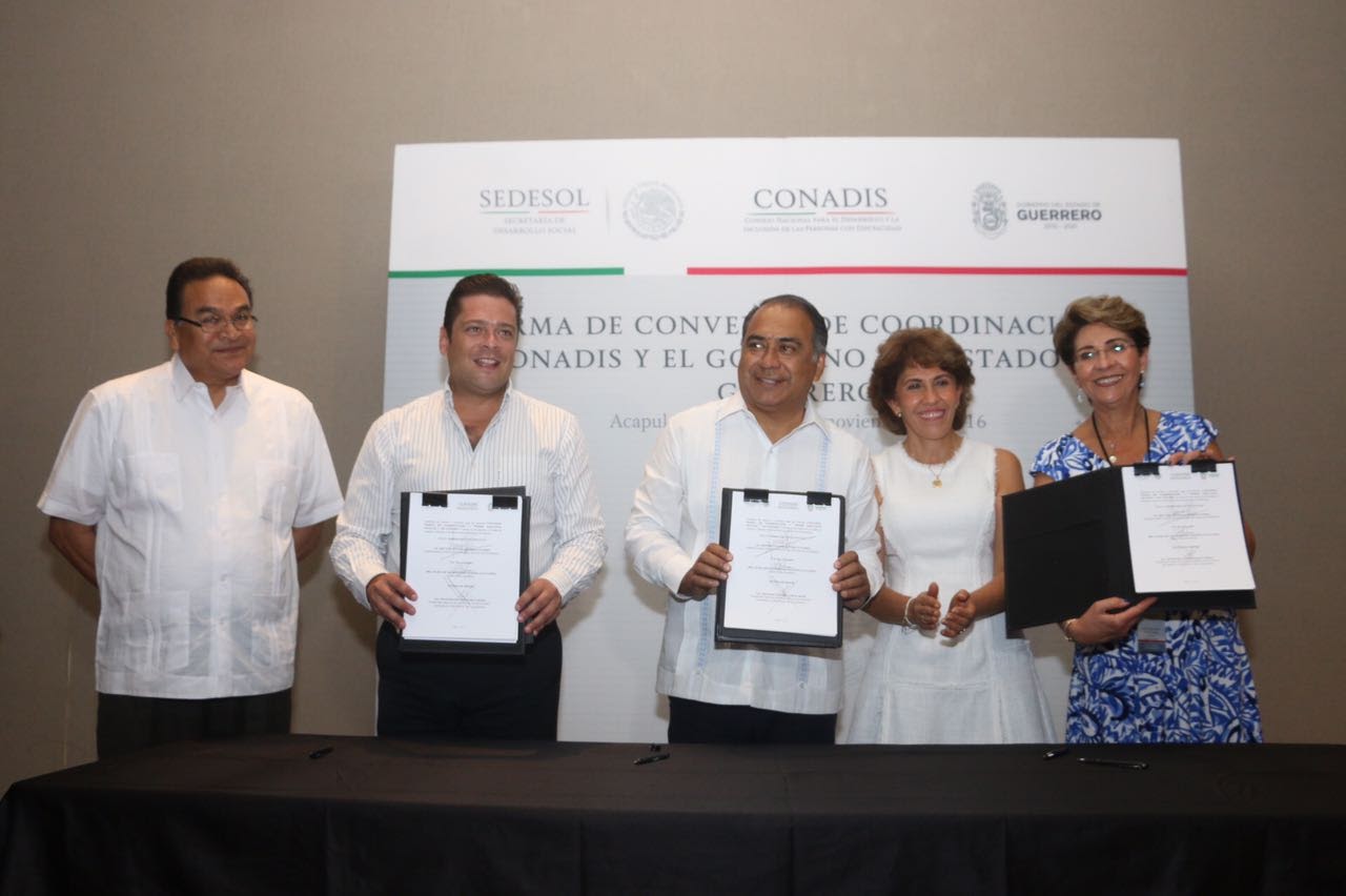 Dra. Mercedes Juan López, Directora General del CONADIS y el Lic. Héctor Astudillo Flores, Gobernador del Estado de Guerrero, muestran el Convenio firmado