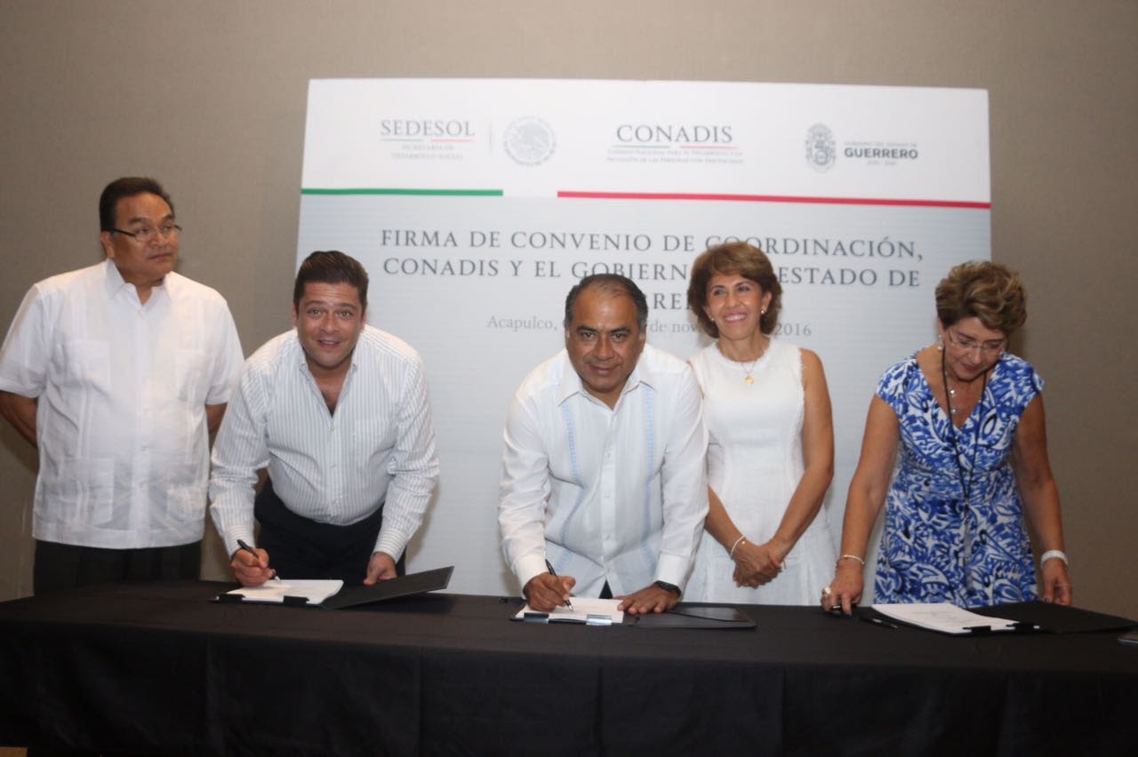 Dra. Mercedes Juan López, Directora General del CONADIS y el Lic. Héctor Astudillo Flores, Gobernador del Estado de Guerrero, firman Convenio de Coordinación