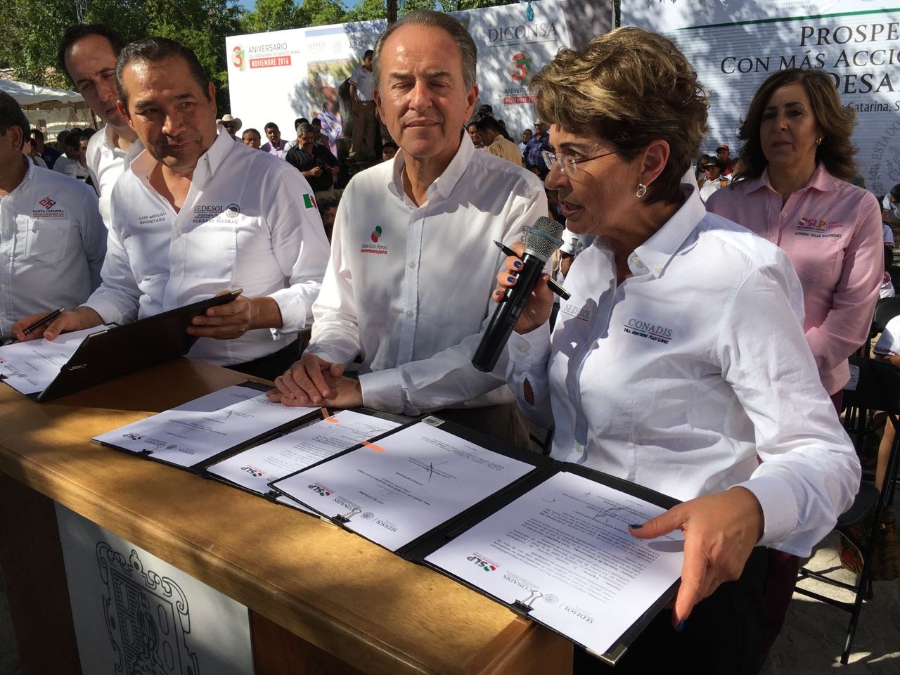 La Dra. Mercedes Juan, Directora General del CONADIS y Juan Manuel Carreras, Gobernador del Estado de s.L. Potosí, firman convenio con el Secretario de la SEDESOL, Luis Miranda como testigo de honor
