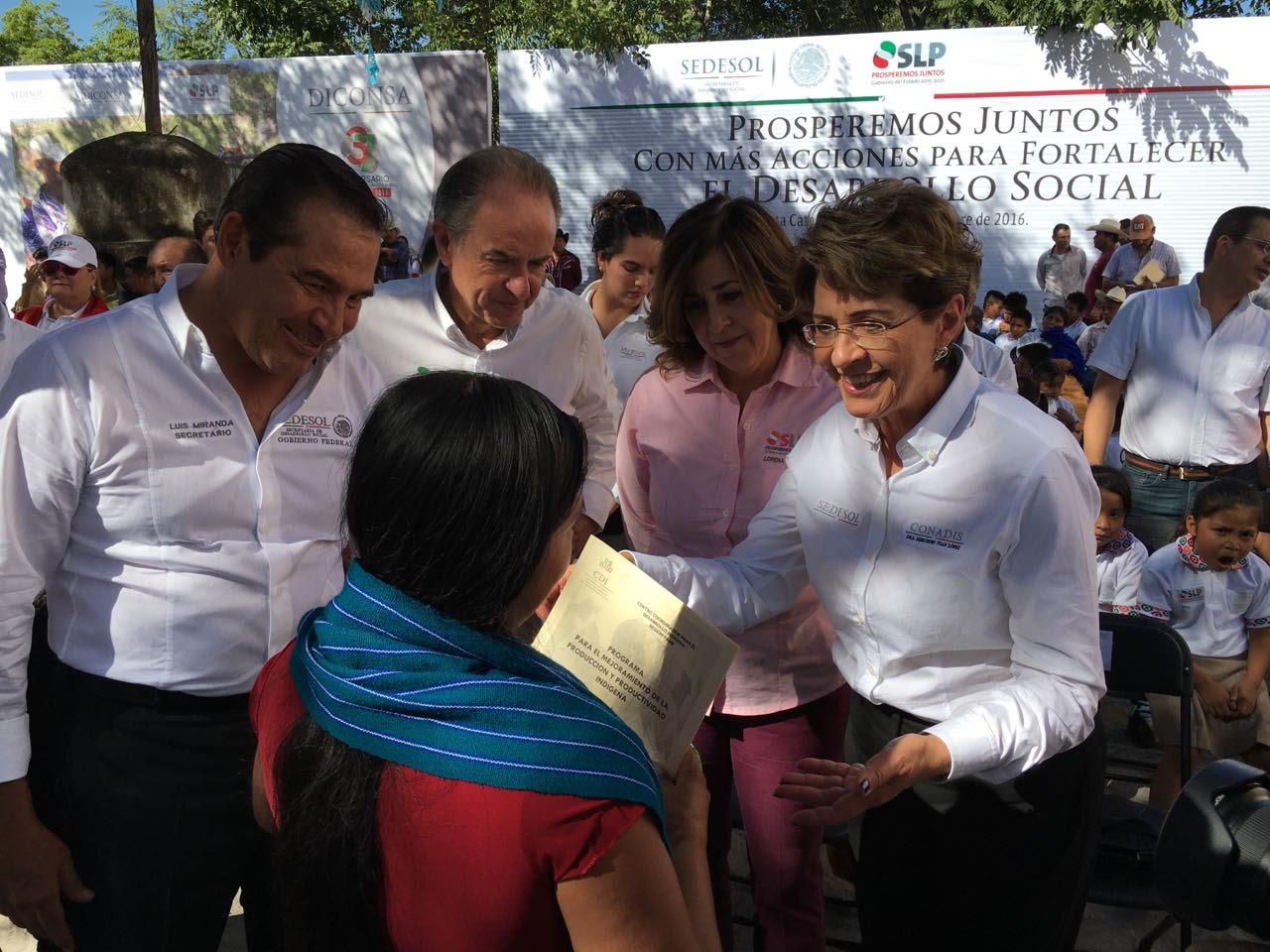 La Dra. Mercedes Juan, platica con personas de Organizaciones de la Sociedad Civil que asistieron a la firma del convenio