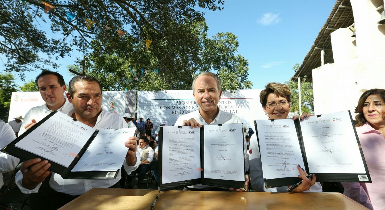 La Dra. Mercedes Juan, Directora General del CONADIS y Juan Manuel Carreras, Gobernador del Estado de s.L. Potosí, firman convenio con el Secretario de la SEDESOL, Luis Miranda como testigo de honor