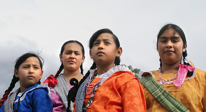 Jóvenes con atuendo tradicional del estado de México
