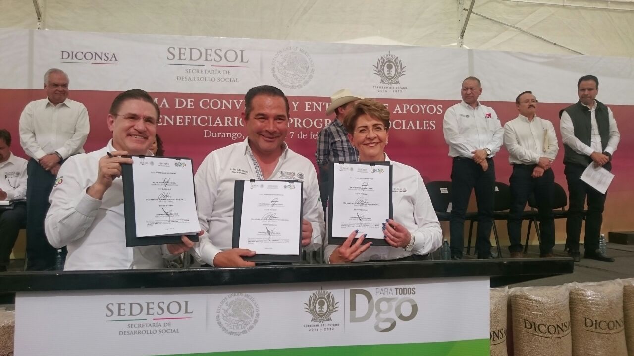 La Dra. Mercedes Juan, Directora General del CONADIS, el gobernador José Rosas Aispuro Torres y el Secretario Luis E. Miranda Nava, muestran el convenio firmado