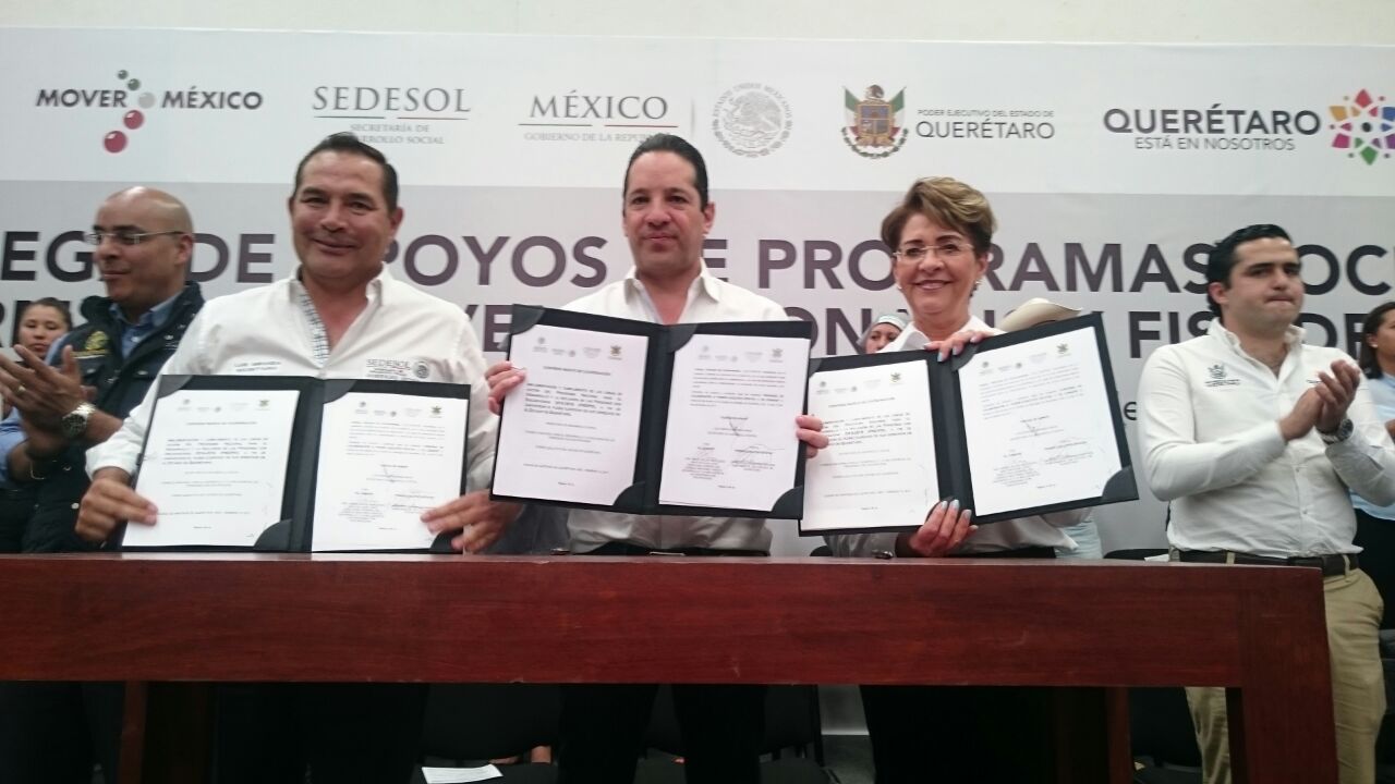 La Dra. Mercedes Juan, Directora General del CONADIS, Francisco Domínguez Servién, Gobernador de Estado de Querétaro y el secretario de Desarrollo Social, Luis Enrique Miranda Nava, muestran el convenio firmado.