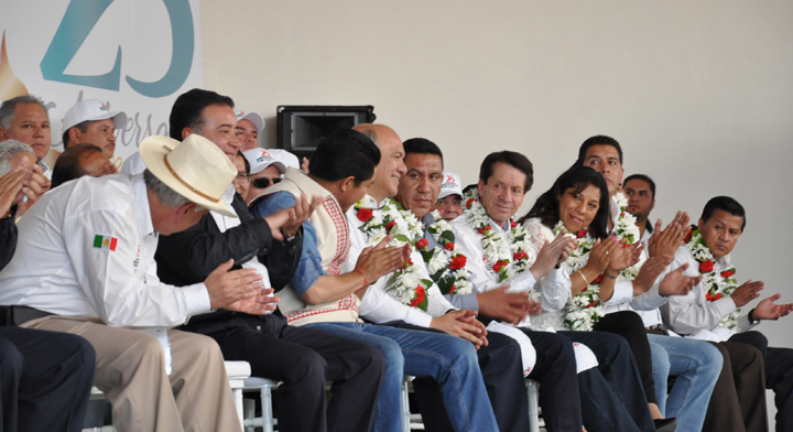  8. El Procurador Agrario, Cruz López Aguilar, y demás miembros del presídium distinguen al Director en Jefe del RAN.