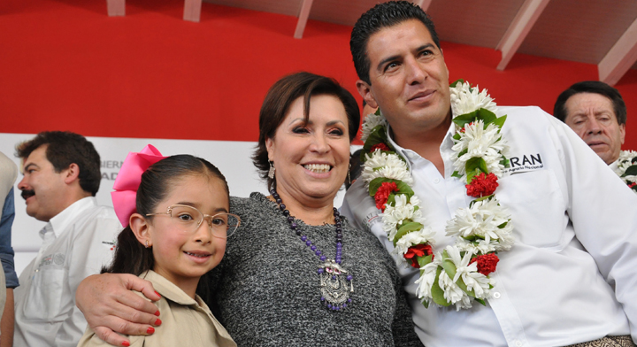12. Delegado del RAN en el Estado de México, Abuzeid Lozano Castañeda, y su hija, con la Secretaria Rosario Robles.