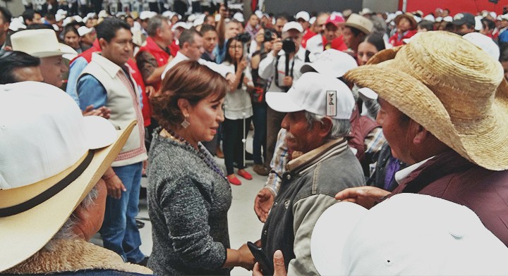 13. La Titular de la SEDATU, Rosario Robles, escucha atenta las demandas de campesinos al término del evento.