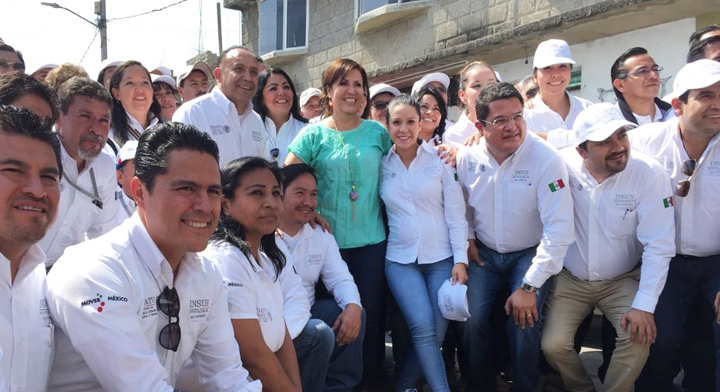 21. Rosario Robles y equipo de INSUS, celebran exitosa entrega de #PapelitoHabla. 