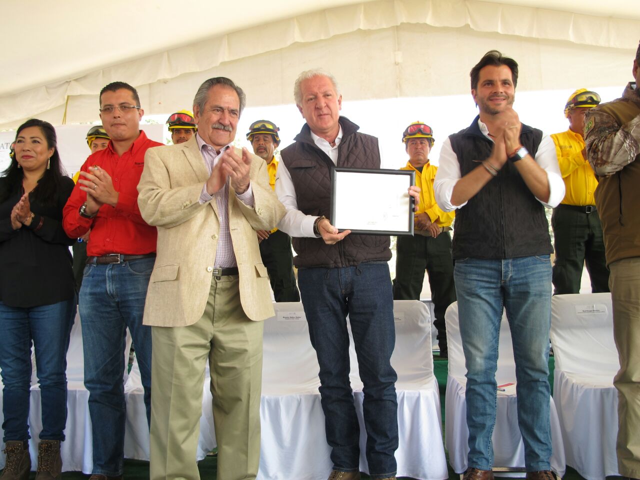 El embajador de Chile, Ricardo Núñez, entregó reconocimientos a la Comisión Nacional Forestal (CONAFOR), y a algunos de los combatientes que se movilizaron para ayudar en el combate de incendios en Chile.