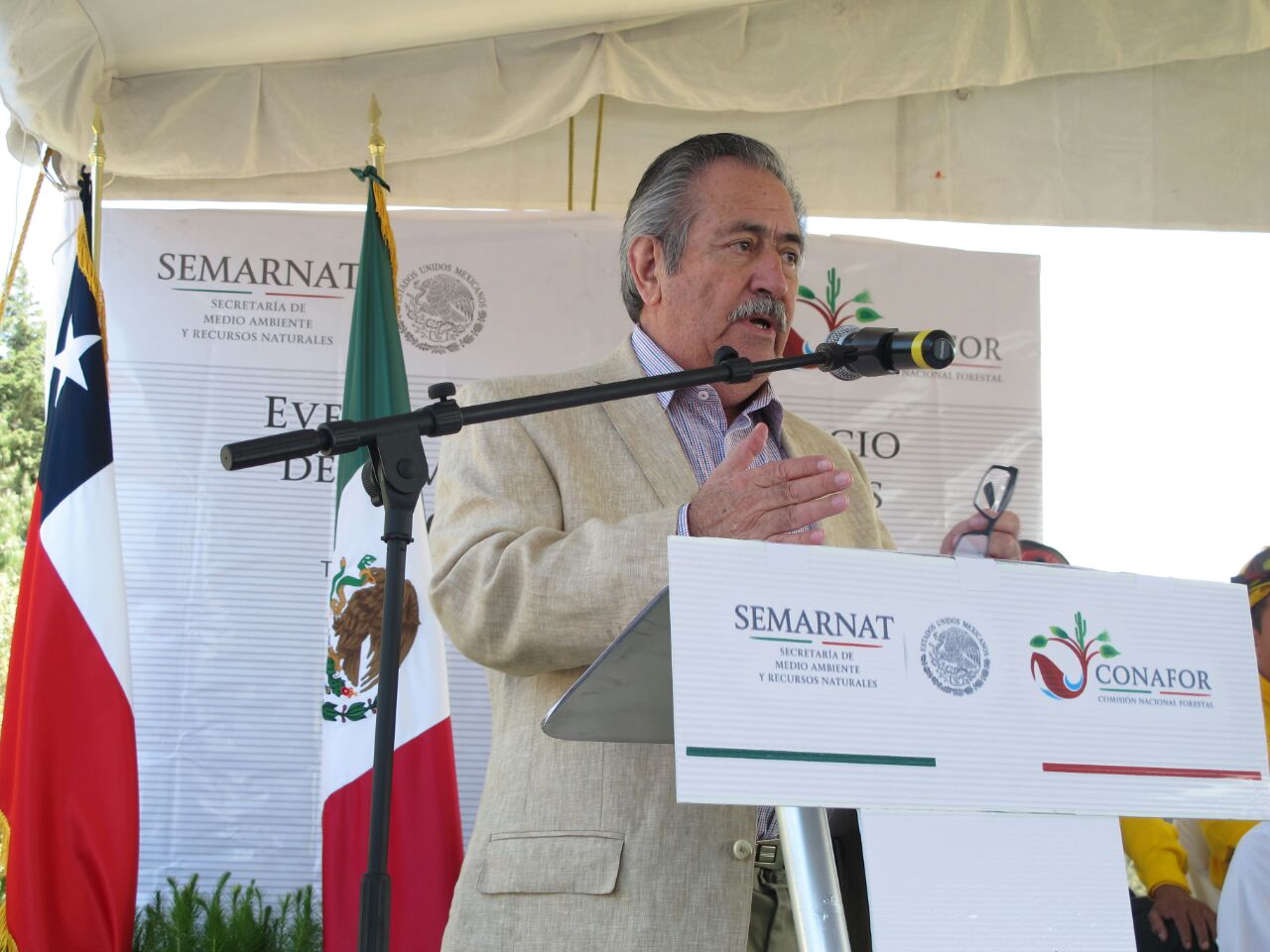 Asistió también el embajador de Chile, Ricardo Núñez, quien agradeció al gobierno de México la ayuda prestada para combatir los incendios en su país. 