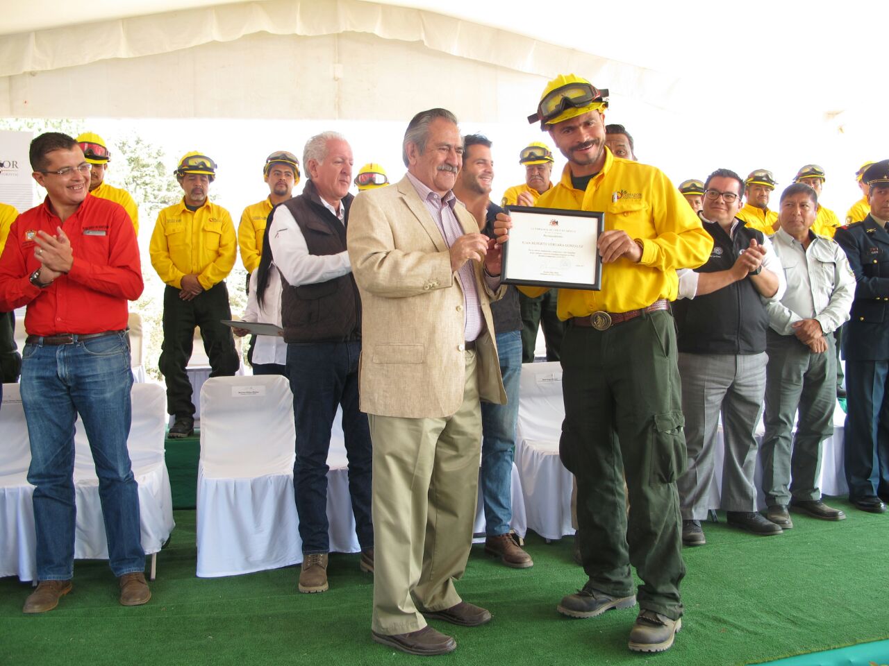 El embajador de Chile, Ricardo Núñez, entregó reconocimientos a algunos de los combatientes que se movilizaron para ayudar en el combate de incendios en Chile.
