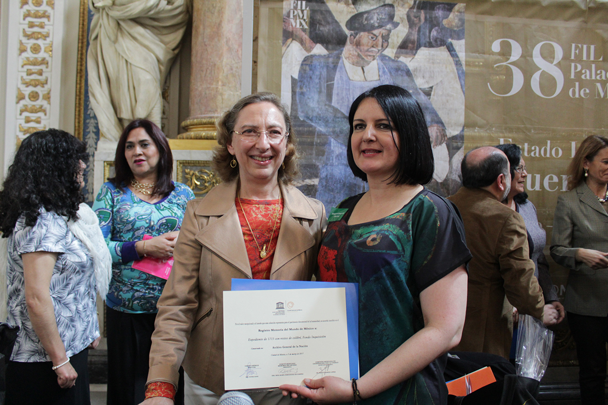 Mercedes de Vega, directora general del AGN, y Yolia Tortolero, directora del Archivo Histórico Central del AGN.