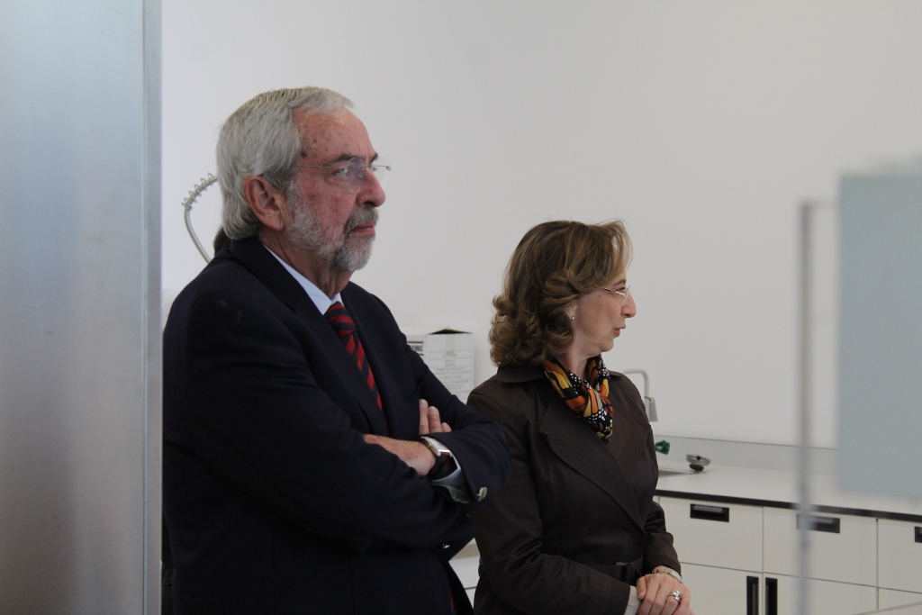 Enrique Graue, rector de la UNAM, y Mercedes de Vega, directora general del AGN.