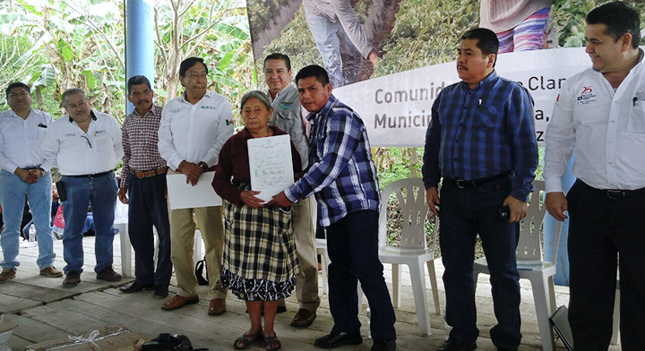 Comunera con documento agrario en mano, durante evento de entrega en Santa Clara, en Tantoyuca, Veracruz.