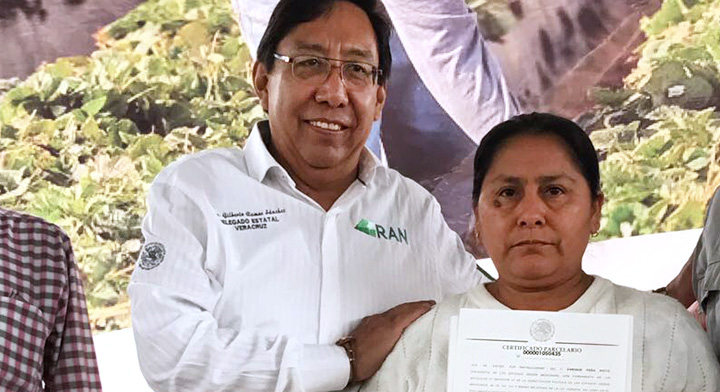 Comunera beneficiada con el Delegado del RAN en Veracruz,  Gilberto Ramos Sánchez, durante la entrega de documentos agrarios.