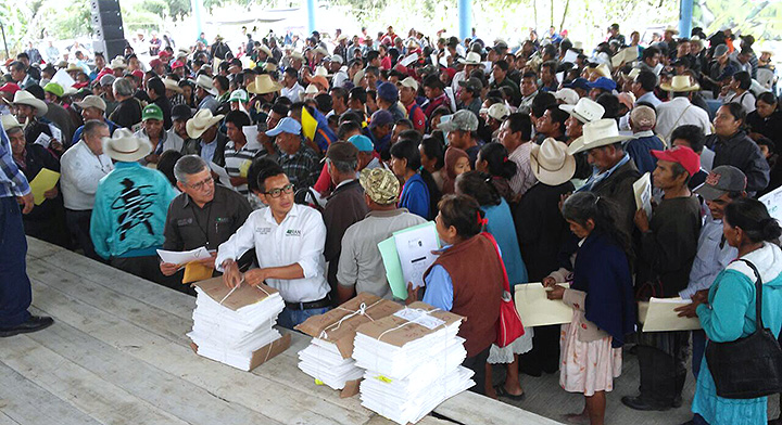 Personal del Registro Agrario Nacional iniciando la entrega de los 2,100 documentos agrarios en el ejido de Santa Clara y Anexos,  municipio de Tantoyuca, Veracruz.