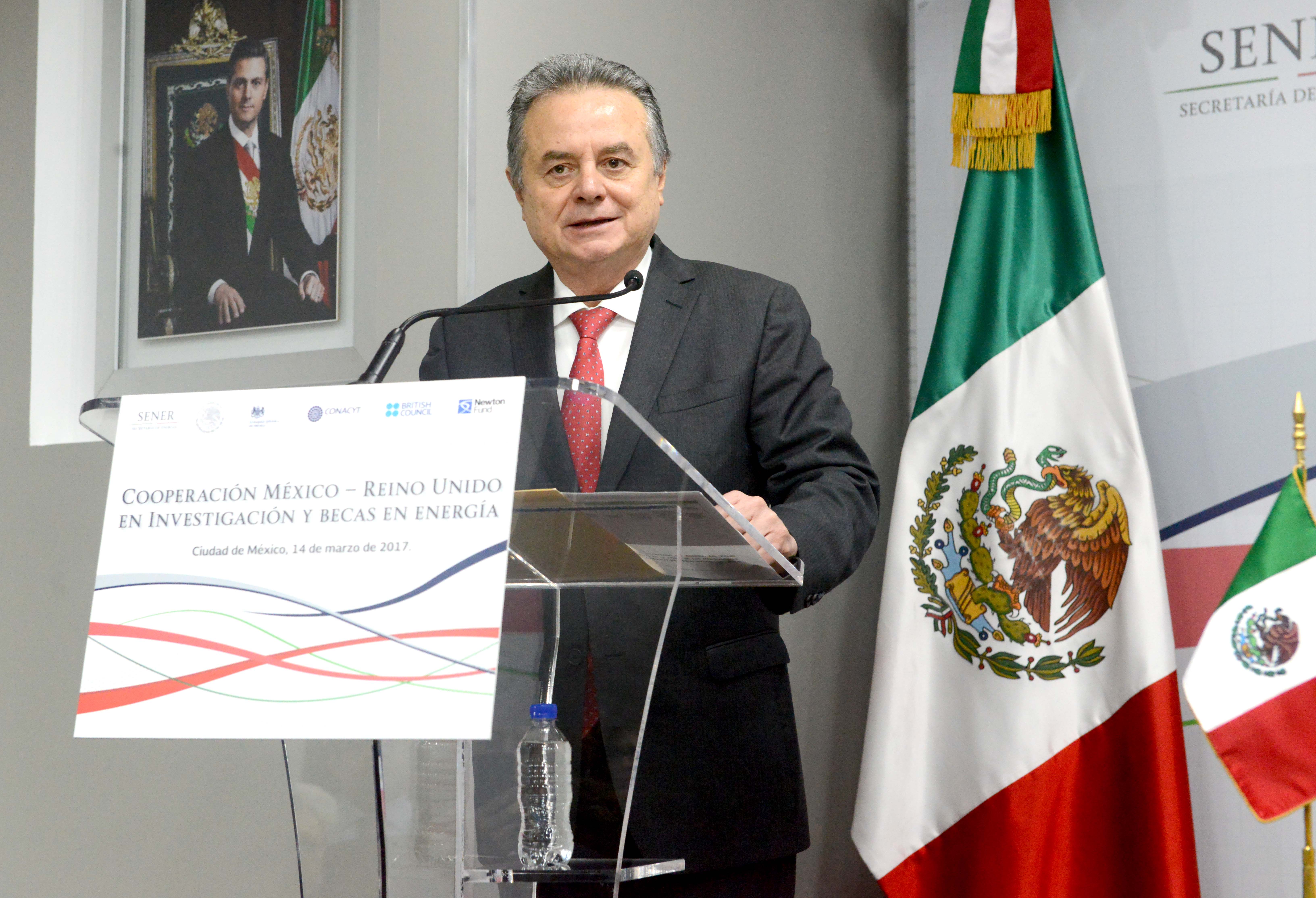 El Titular de la SENER explicó que el primer documento tiene como objetivo fomentar colaboraciones de investigación e innovación en el sector, con el fin de encontrar soluciones a los problemas de desarrollo sustentable de México y el otro Memorándum se trata del “Programa de becas conjuntas Fondos Sectoriales-Chevening”