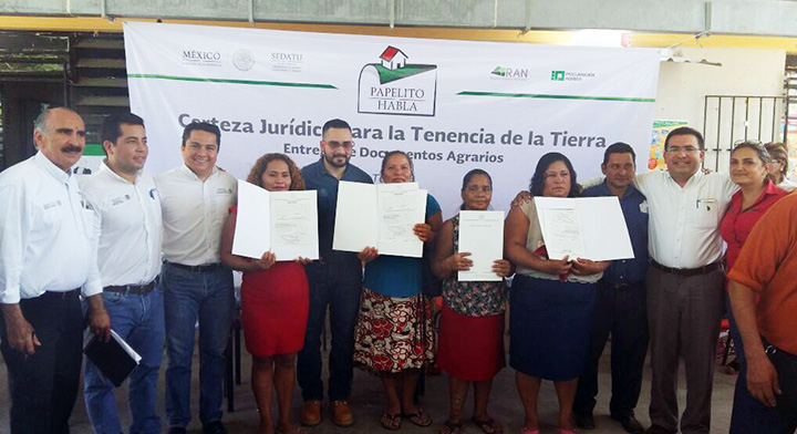 14 En C-10 Lázaro Cárdenas, los vecinos convinieron reunirse en la explanada de la Escuela Primaria para recibir 92 Títulos de Solar Urbano.
