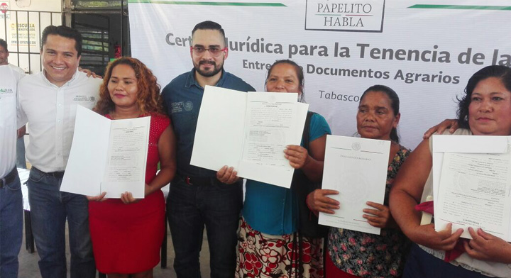 15 Con la entrega de #PapelitoHabla en C-10 Lázaro Cárdenas se puso fin a una  espera de más de 10 años para la regularización de sus casas.