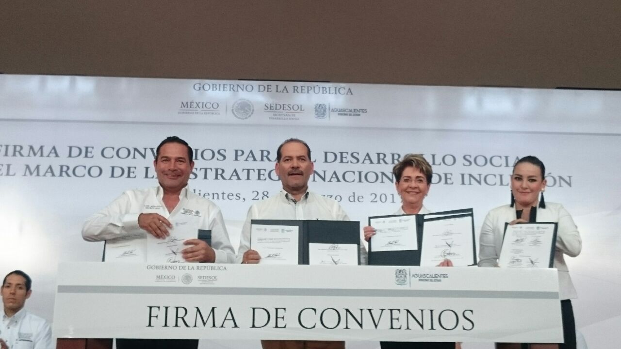La Dra. Mercedes Juan, Directora General del CONADIS, Martín Orozco, Gobernador de Aguascalientes y Luis Enrique Miranda, Secretario de Desarrollo Social, muestran el convenio firmado