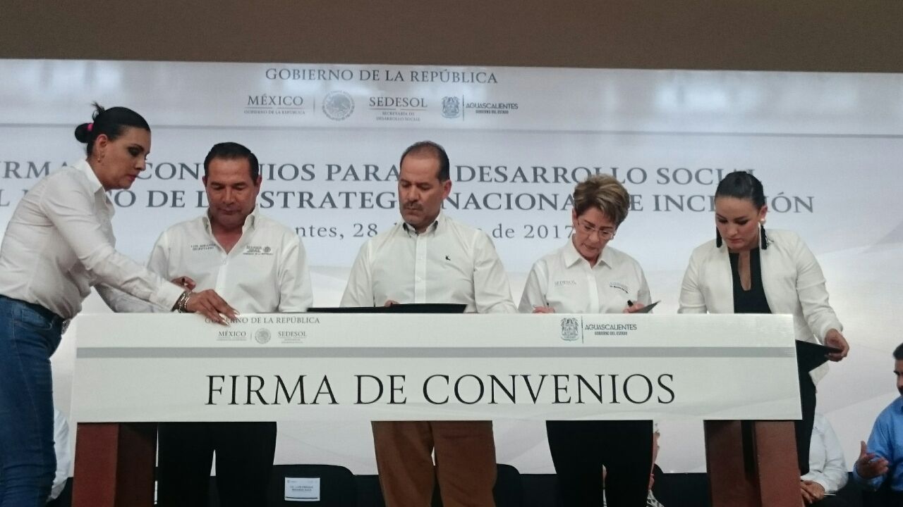 La Dra. Mercedes Juan, Directora General del CONADIS, Martín Orozco, Gobernador de Aguascalientes y Luis Enrique Miranda, Secretario de Desarrollo Social, firman el convenio.