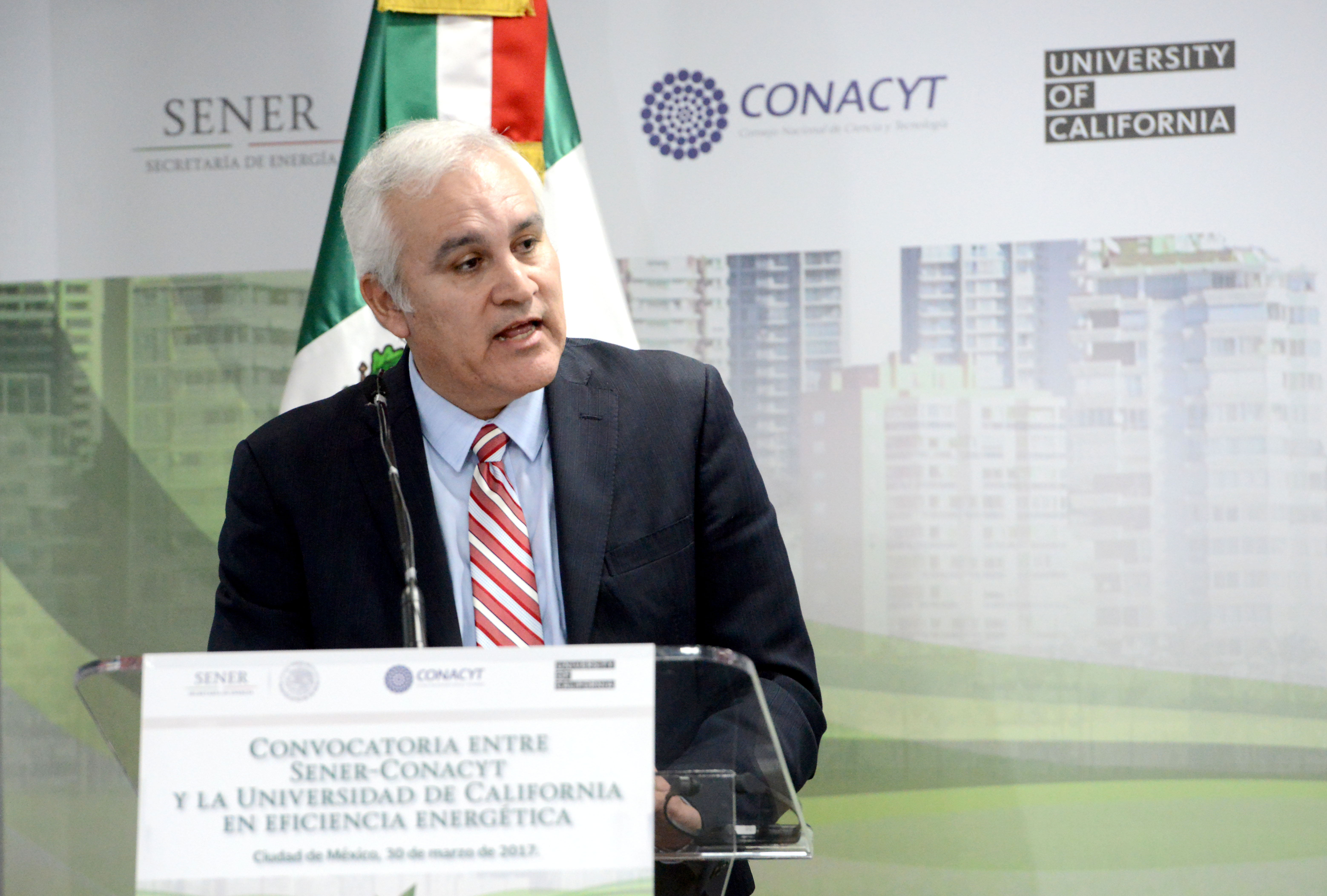 En representación del Director del Consejo Nacional de Canecía y Tecnología (CONACyT), Enrique Cabrero Mendoza, participó el Director Adjunto de Planeación y Evaluación, Víctor Carreón Rodriguez. 