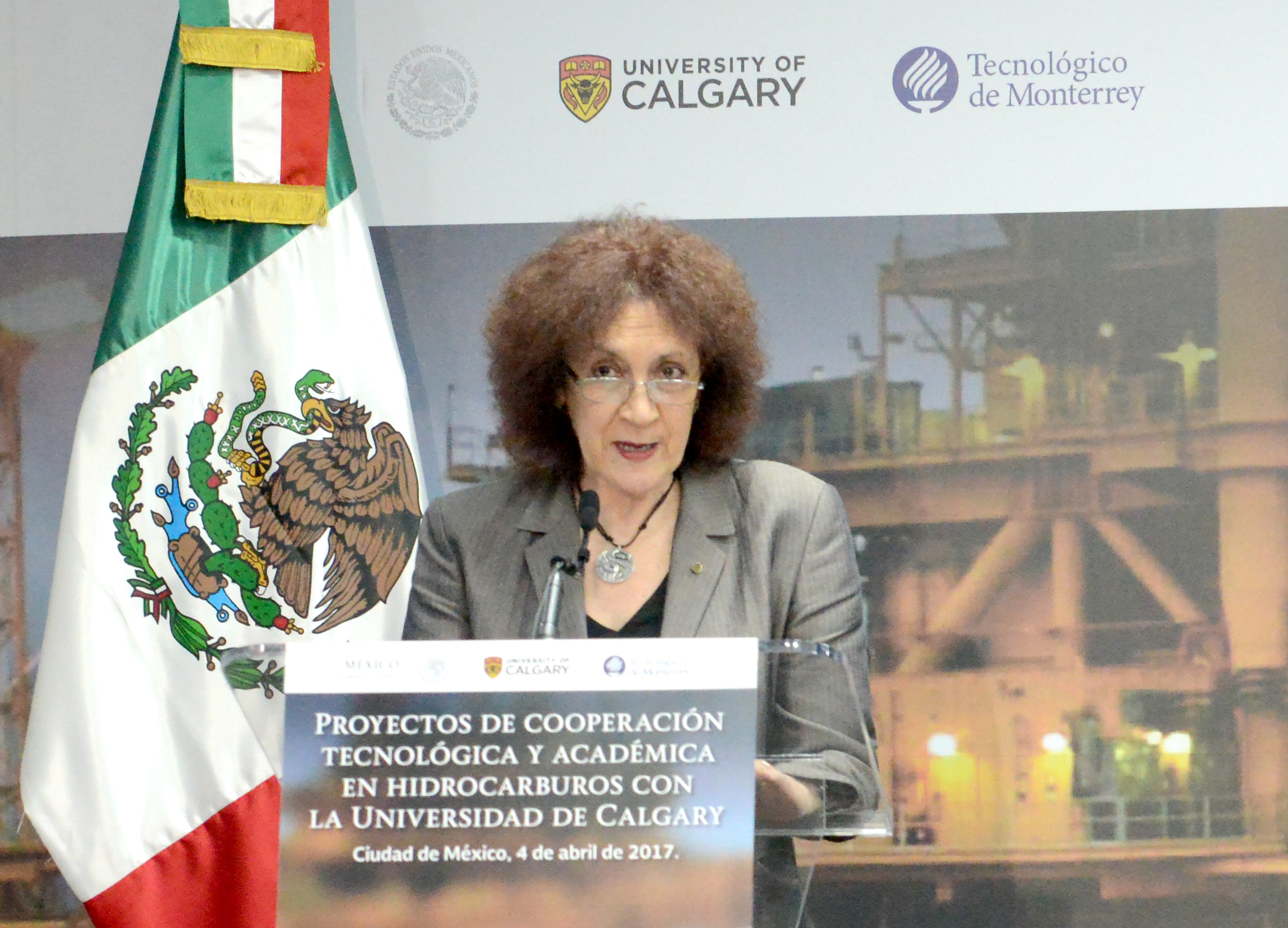 Julia Tagüeña Parga, Directora Adjunta de Desarrollo Científico del Conacyt, comentó que la convocatoria dada a conocer hoy,  busca fortalecer la capacitación y desarrollo de investigación, desarrollo tecnológico, escalamiento y despliegue de tecnologías para el sector hidrocarburos a través de la creación de redes de conocimiento en México con colaboración de la Universidad de Calgary.