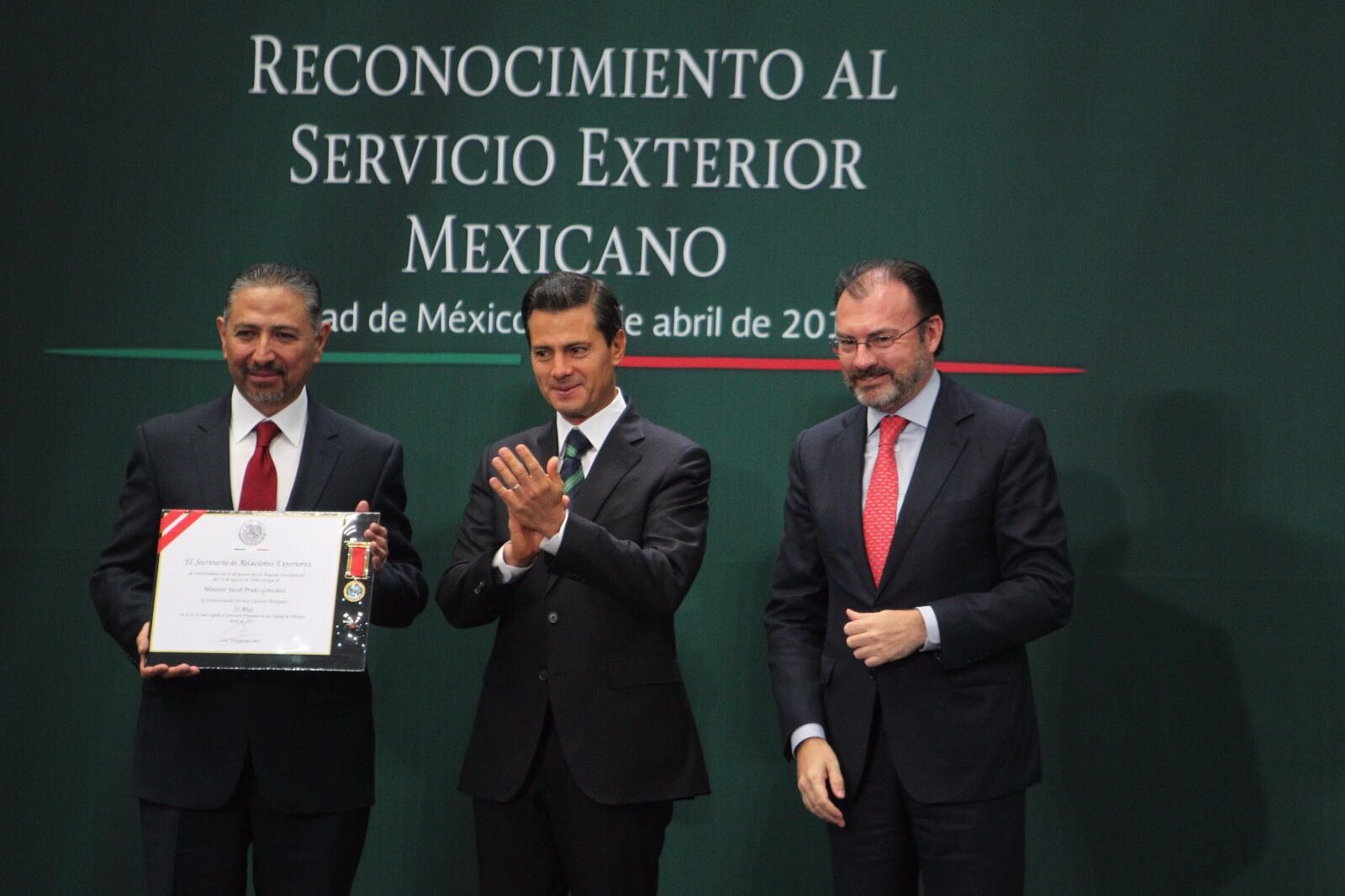 Condecoración por 25 años de servicio al Embajador Jacob Prado González
