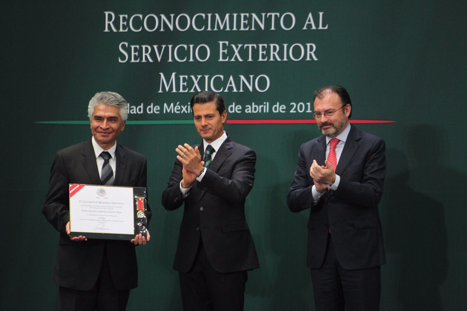 Condecoración por 25 años de servicio al Primer Secretario Guillermo Gutiérrez Nieto