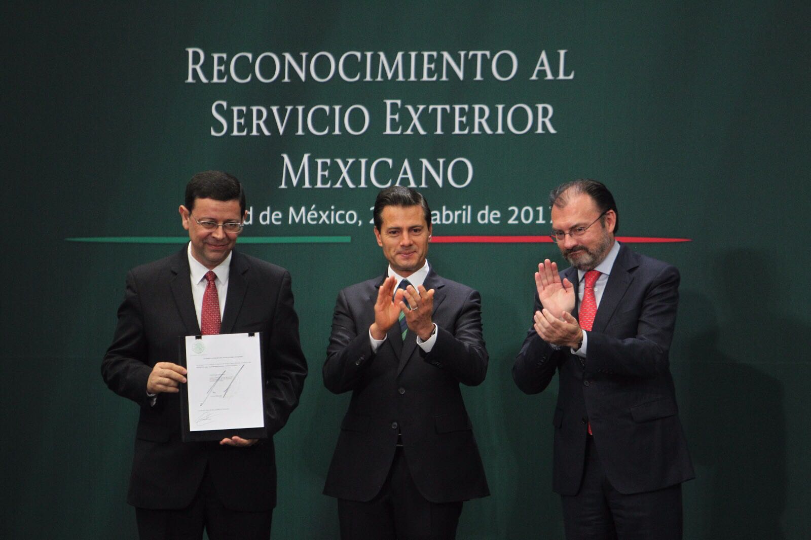 Entrega de nombramiento al Embajador Juan Carlos Mendoza Sánchez