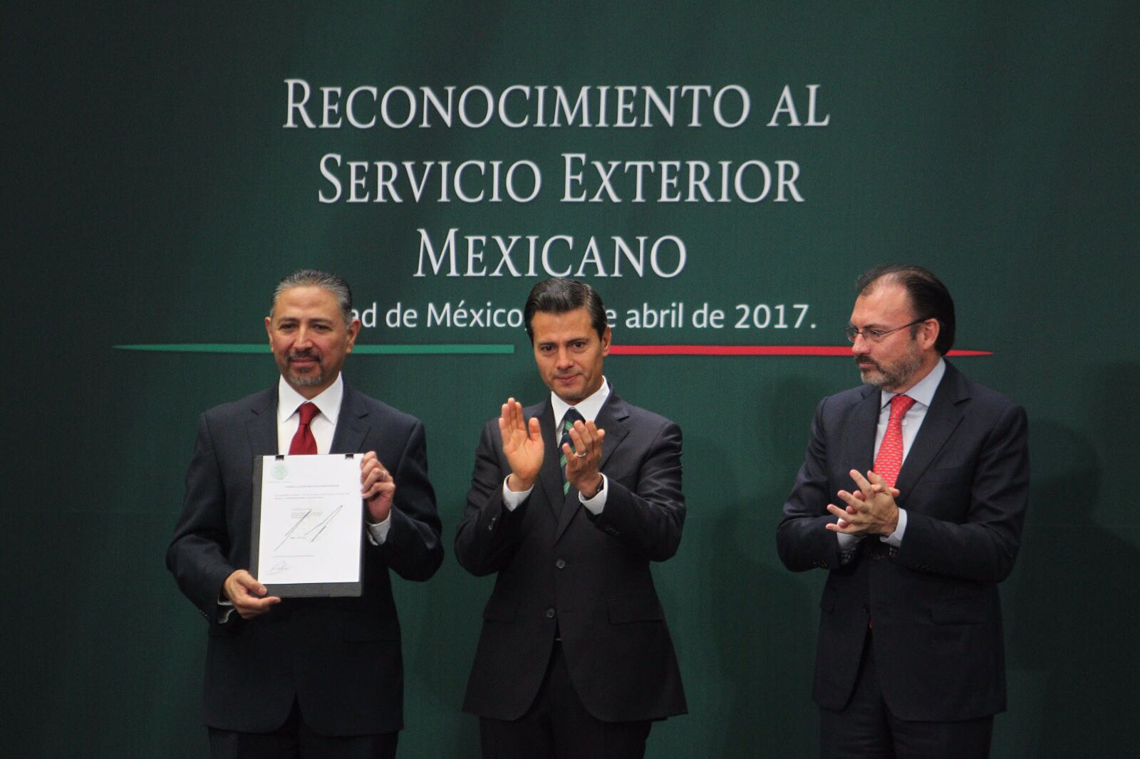 Entrega de nombramiento al Embajador Jacob Prado González
