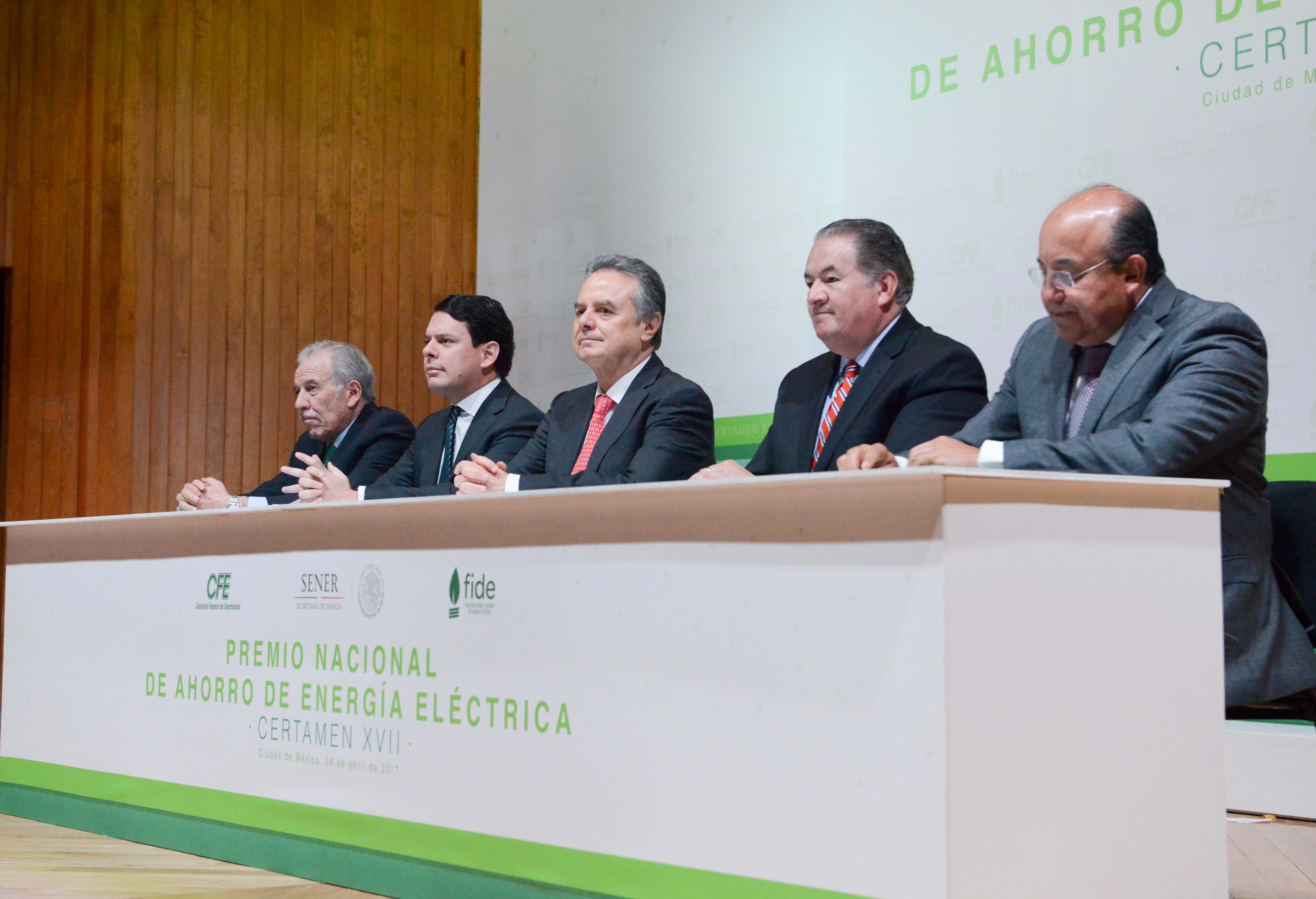 El Titular de la Secretaría de Energía (SENER) explicó que los ganadores cumplieron con un riguroso proceso de evaluación, el cual consta de dos fases en las que un comité de expertos y profesionales en eficiencia energética examinan las contribuciones e impactos de las estrategias adoptadas.