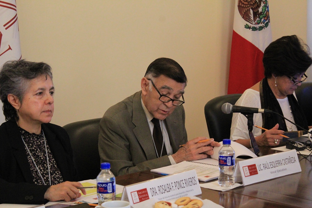 Raúl Esquerra Castañeda, vocal ejecutivo del Cocodi, y Rosalba F. Ponce Riveros, titular del Área de Auditoría para Desarrollo y Mejora de la Gestión Pública en el OIC en el AGN.