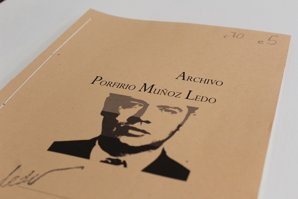 Entre los documentos que apreciaron los estudiantes estuvieron algunos del archivo de Porfirio Muñoz Ledo y Lazo de la Vega.